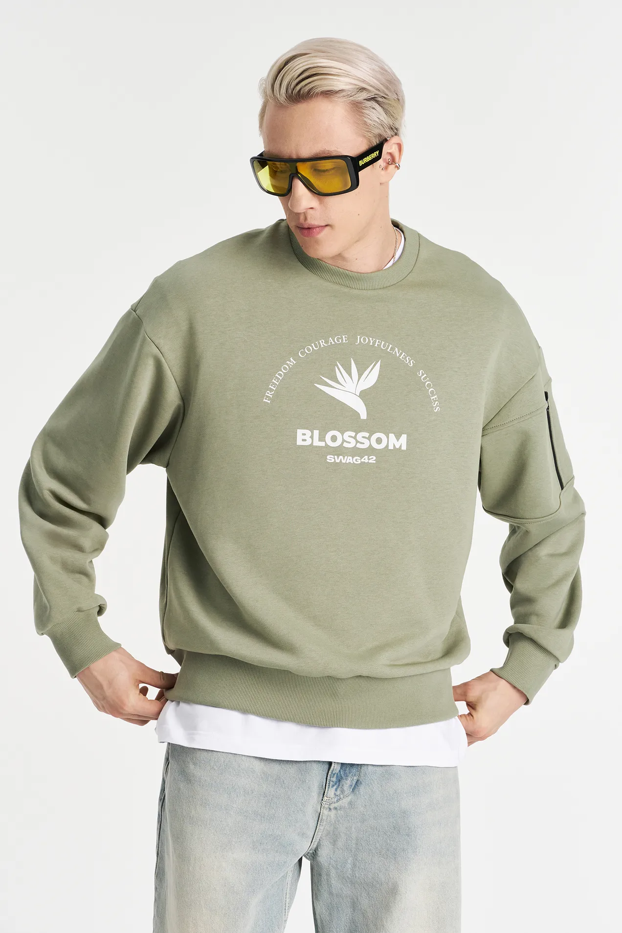 Medium fit sweatshirt with arm pocket position: 6