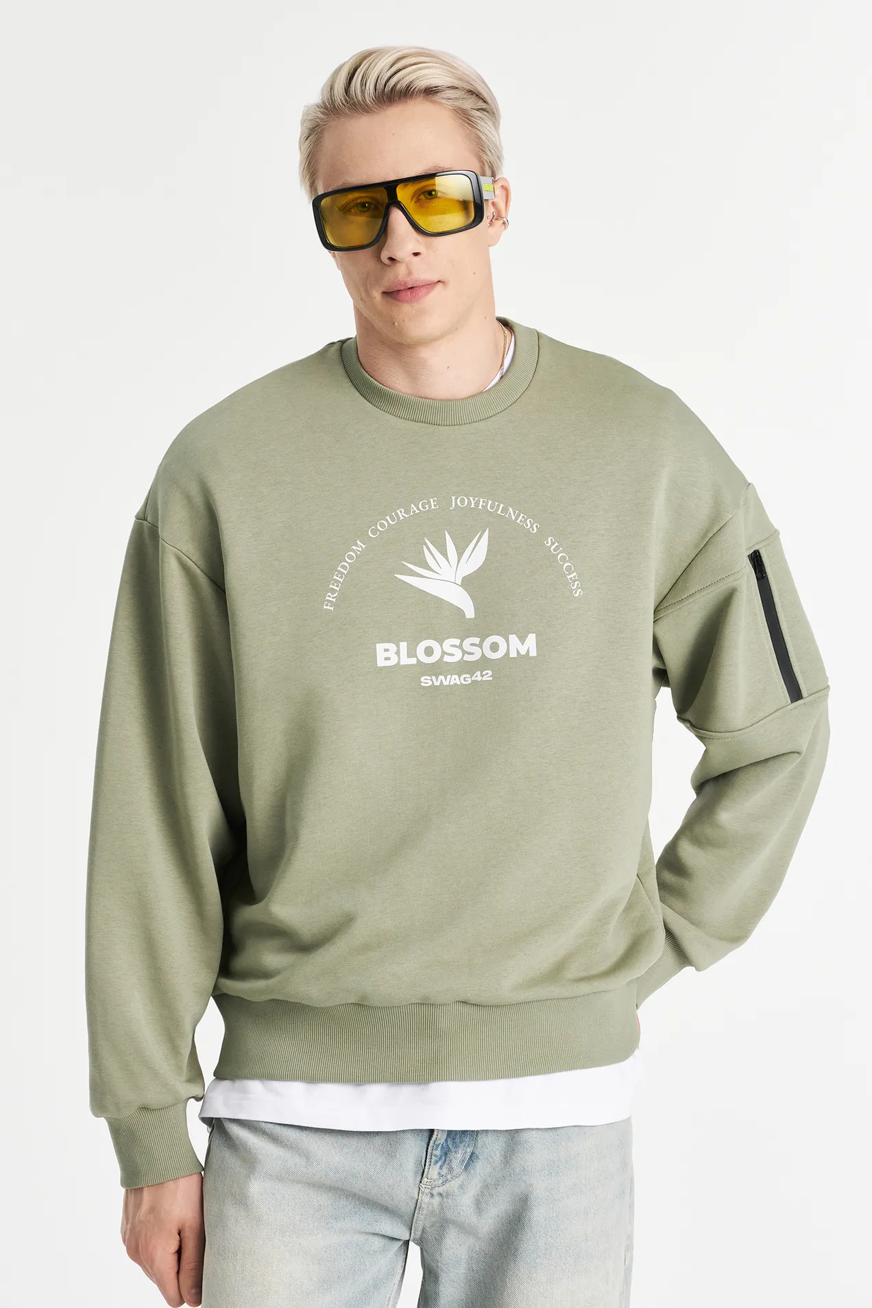 Medium fit sweatshirt with arm pocket position: 5