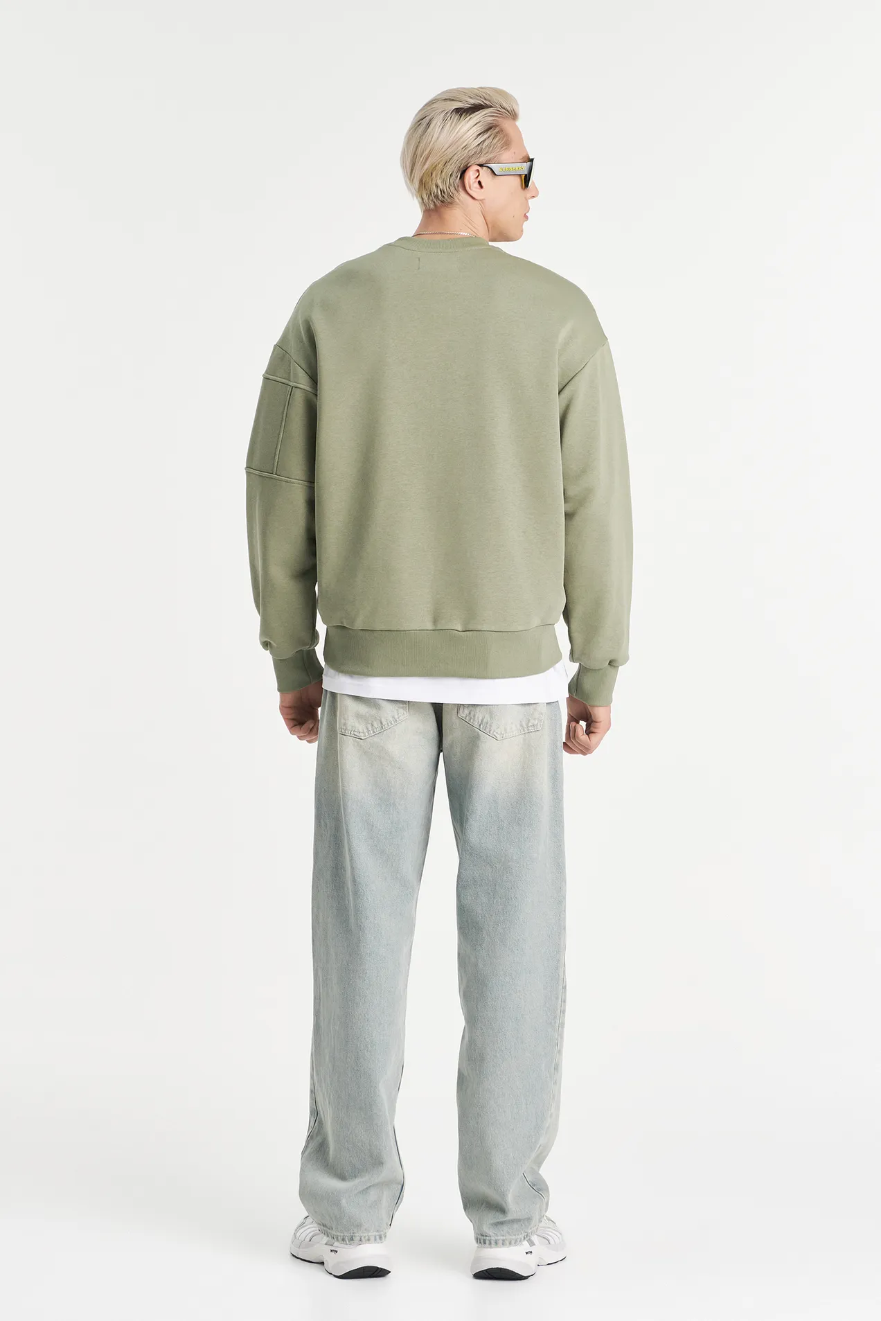 Medium fit sweatshirt with arm pocket position: 4