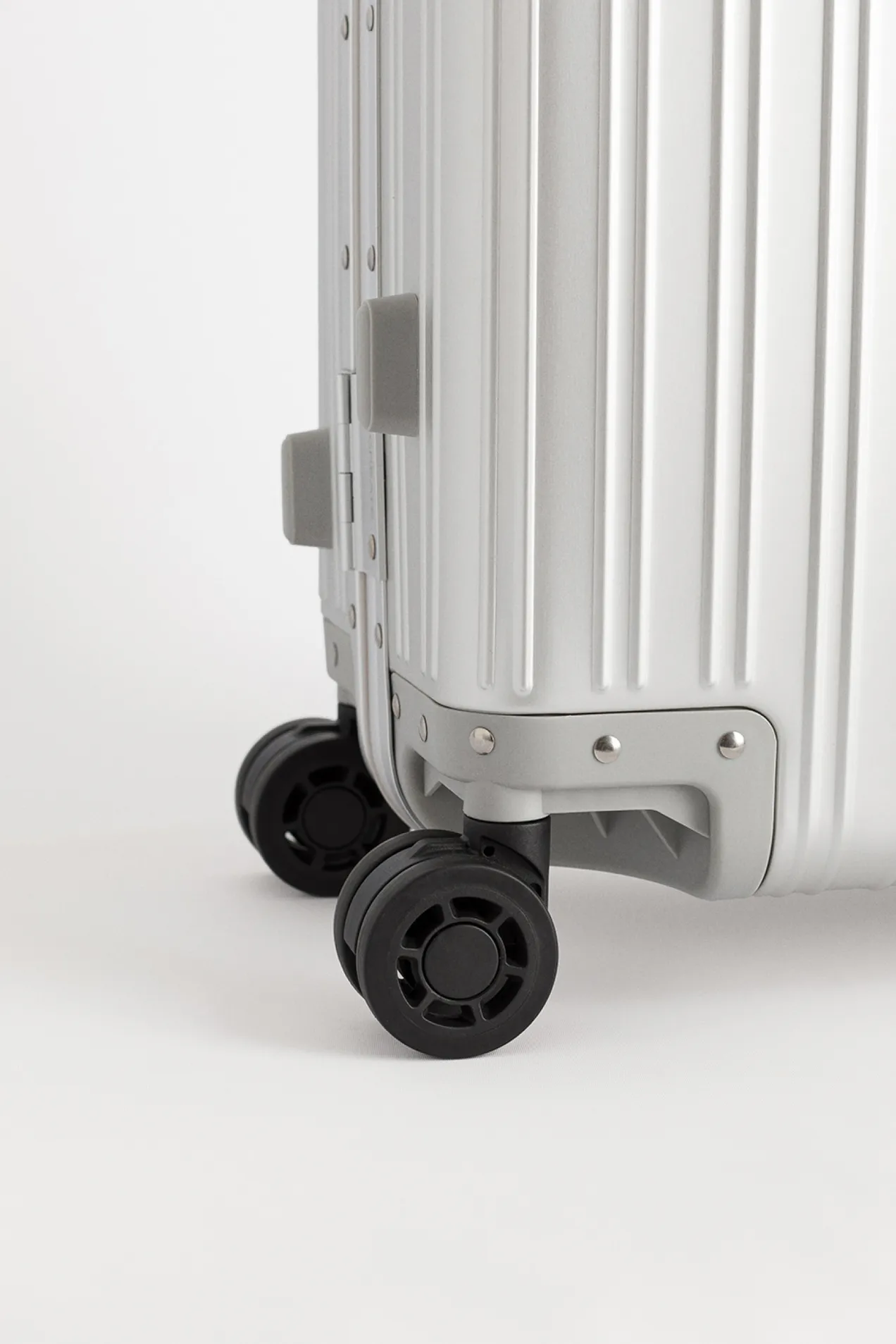 Hard-Shell Aluminium Suitcase S Size position: 4