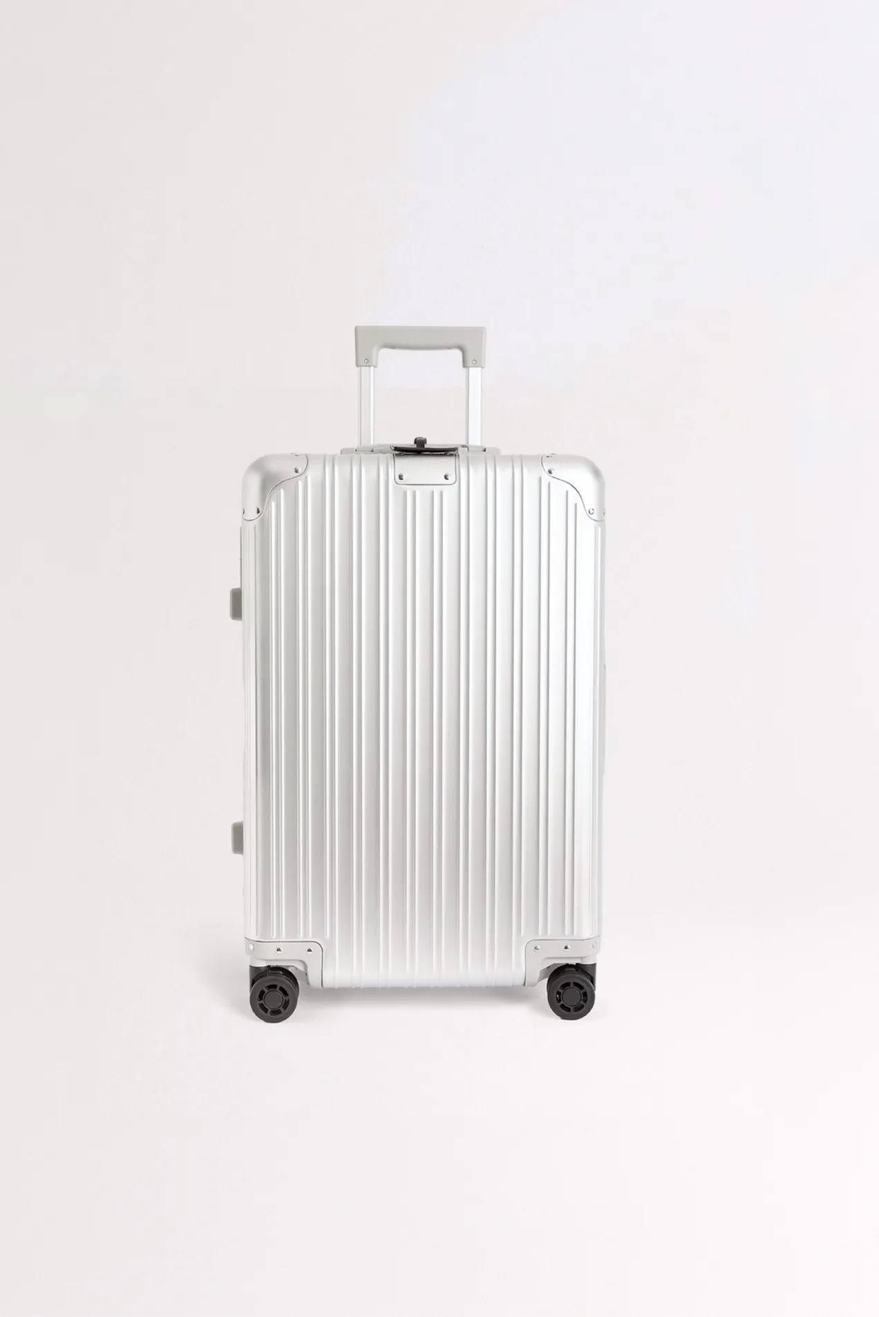 Hard-Shell Aluminium Suitcase M Size position: 1