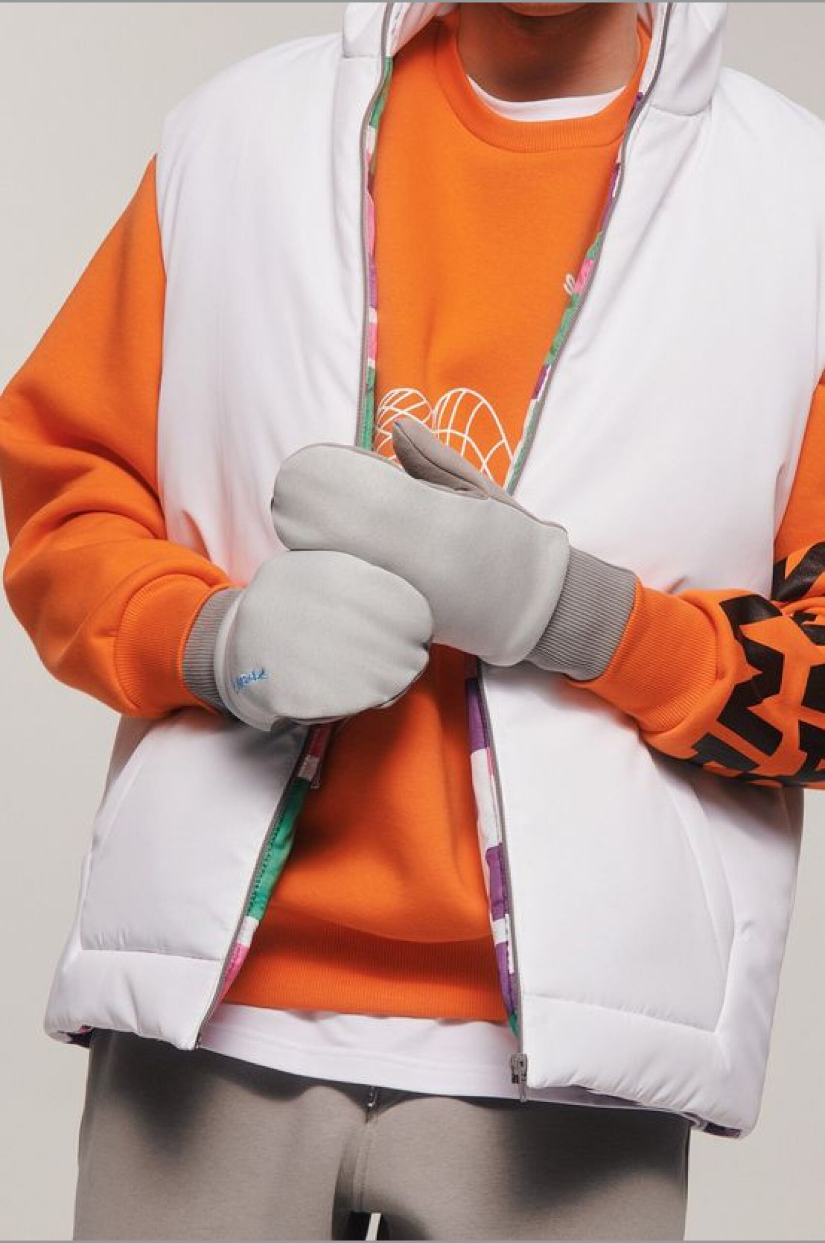 Fall swag ideas: cotton mittens with logo