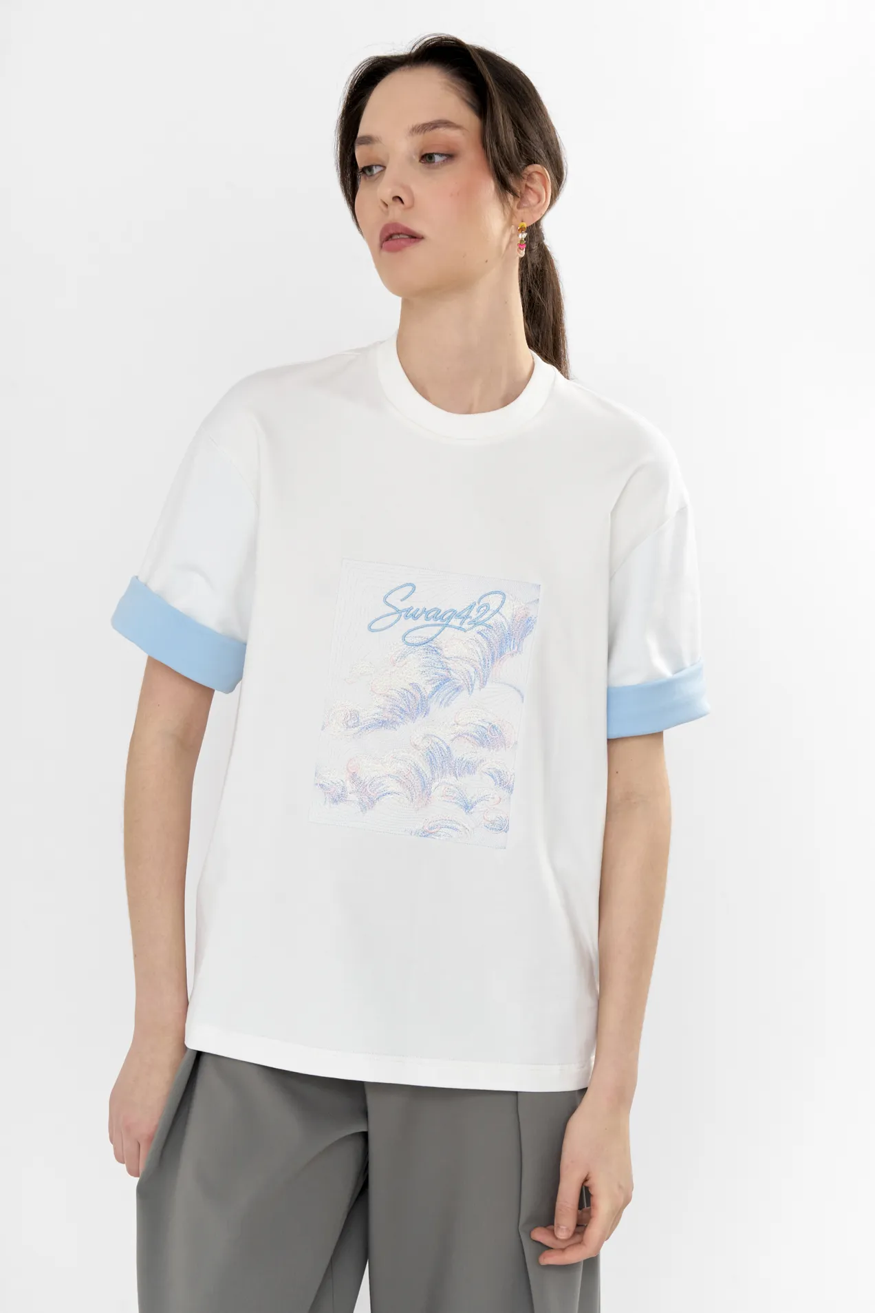 Rolled sleeve T-shirt position: 1