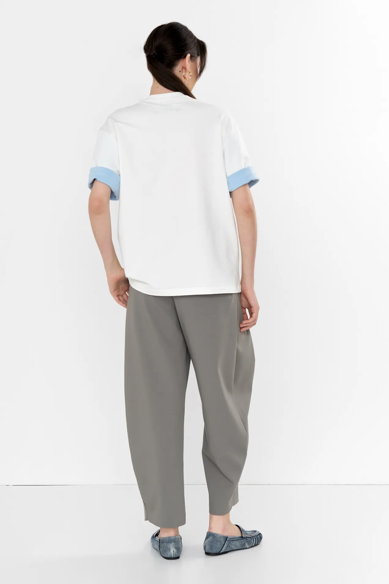 Rolled sleeve T-shirt position: 4