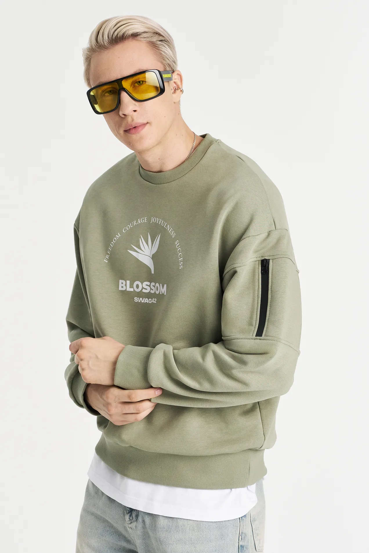 Medium fit sweatshirt with arm pocket position: 1