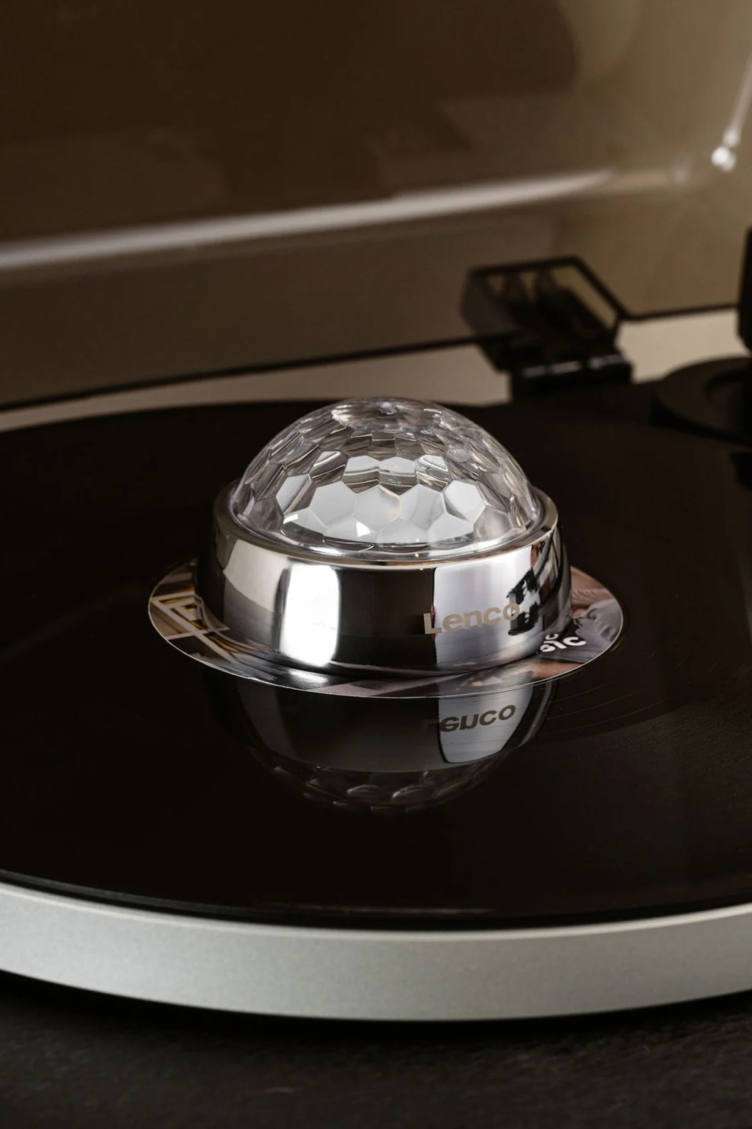 Lenco TTA-080SI Record Stabilizer with RGB Light Effects position: 0